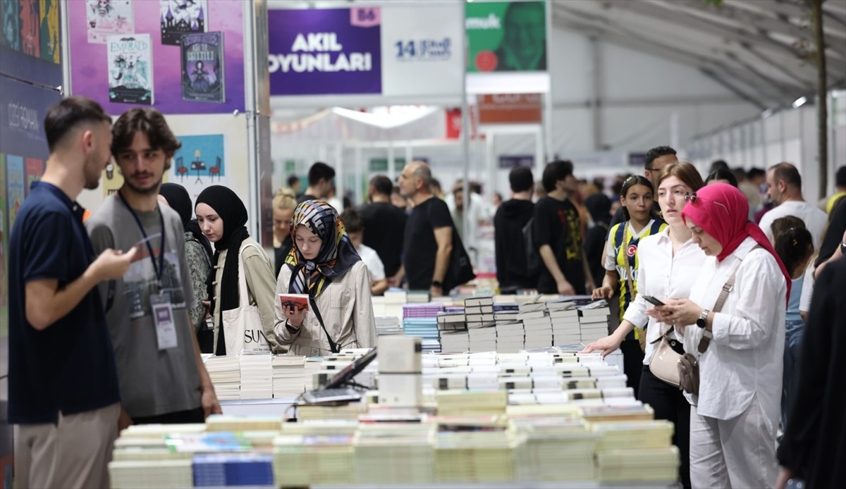 Kocaeli Büyükşehir Belediyesince "Savaşın ve Acının Edebiyatı" temasıyla düzenlenen 14. Kocaeli...