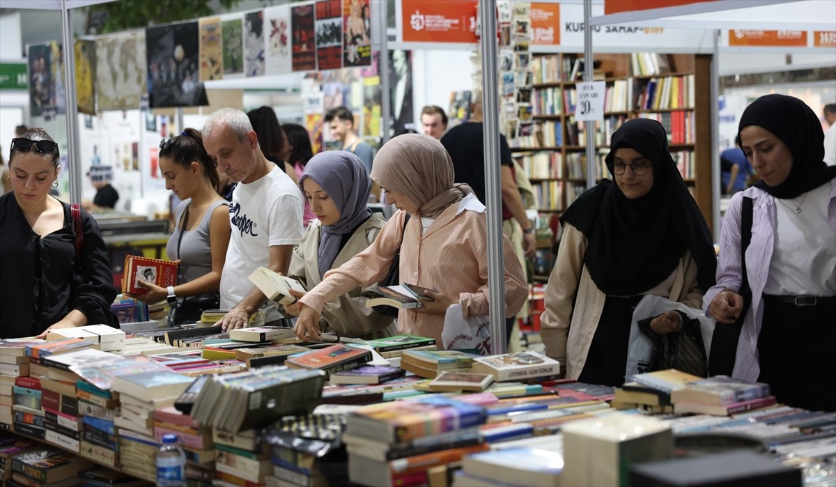 Kocaeli Büyükşehir Belediyesince "Savaşın ve Acının Edebiyatı" temasıyla düzenlenen 14. Kocaeli...