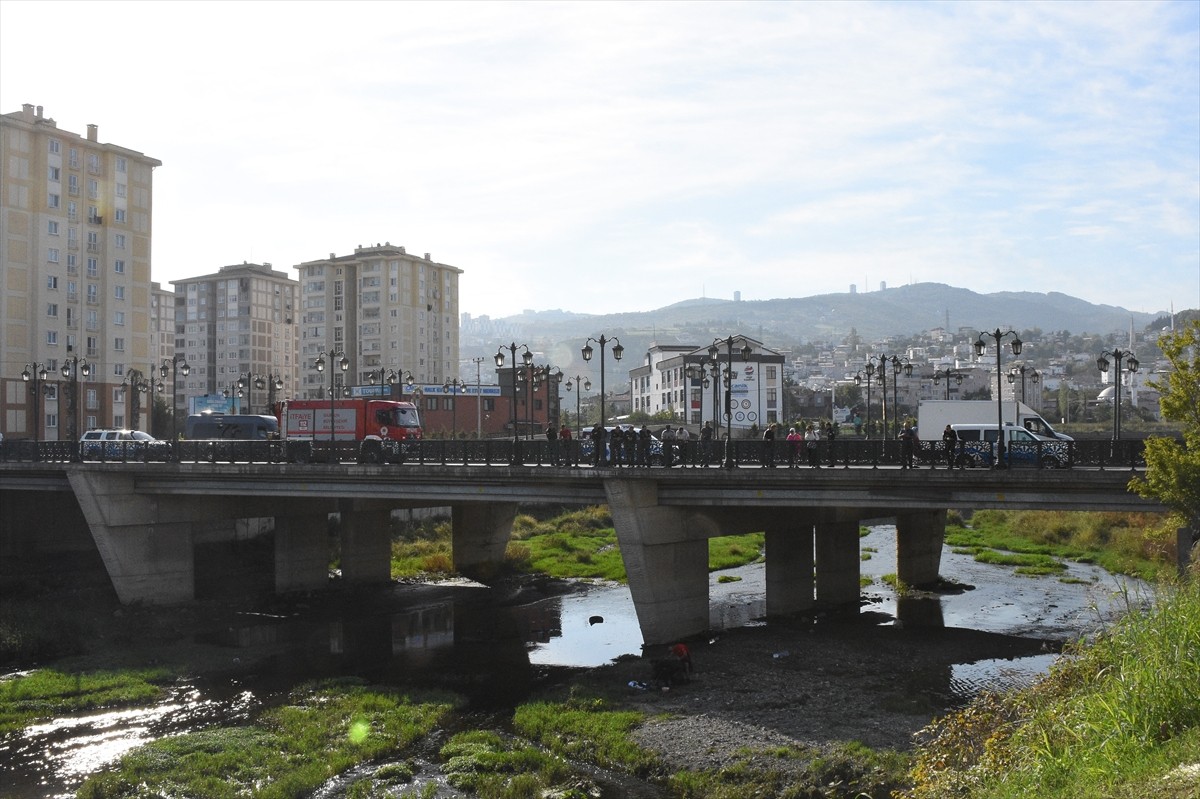 Samsun'un Canik ilçesinde ırmakta ceset ihbarına giden ekipler, temizlik çalışması yaptı. Çöp...