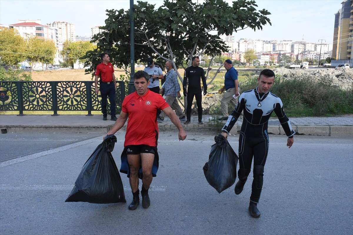 Samsun'un Canik ilçesinde ırmakta ceset ihbarına giden ekipler, temizlik çalışması yaptı. Çöp...