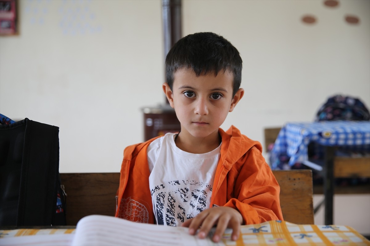 Siirt'in Şirvan ilçesine bağlı Boylu köyündeki birleştirilmiş sınıfta, 3 öğrenci eğitim görüyor....