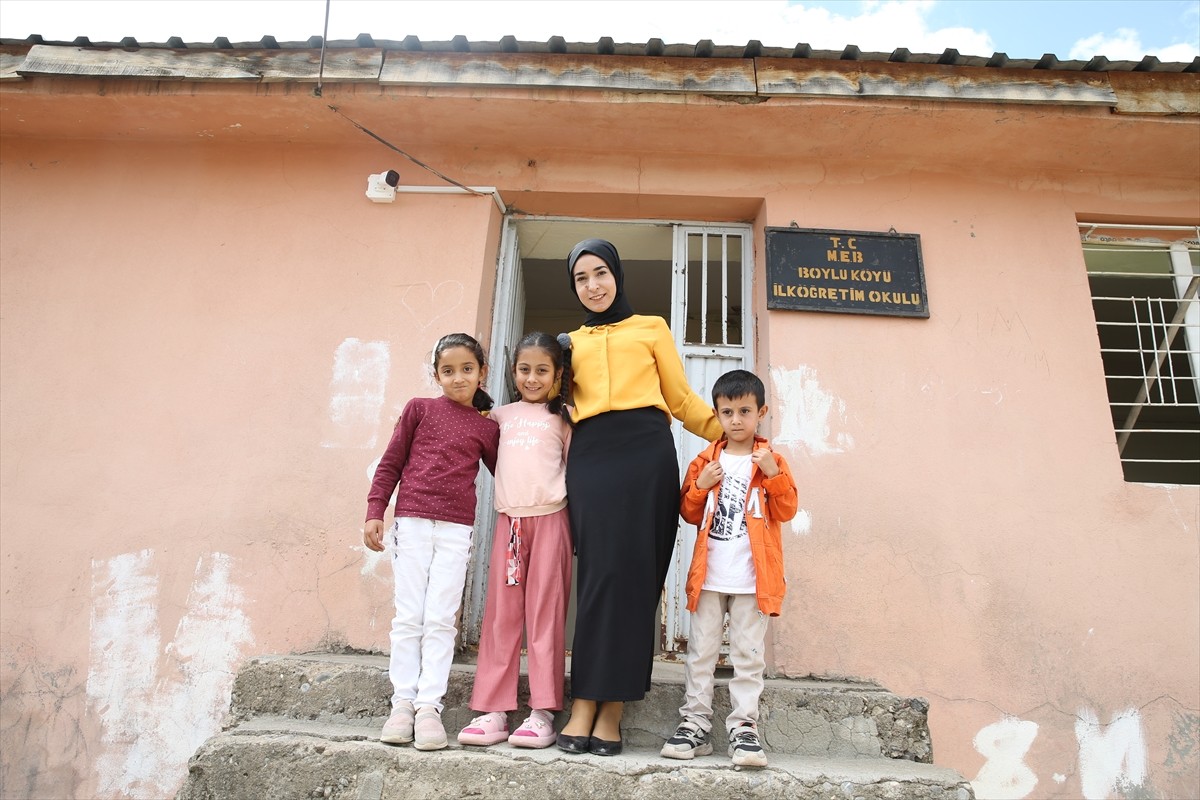 Siirt'in Şirvan ilçesine bağlı Boylu köyündeki birleştirilmiş sınıfta, 3 öğrenci eğitim görüyor....