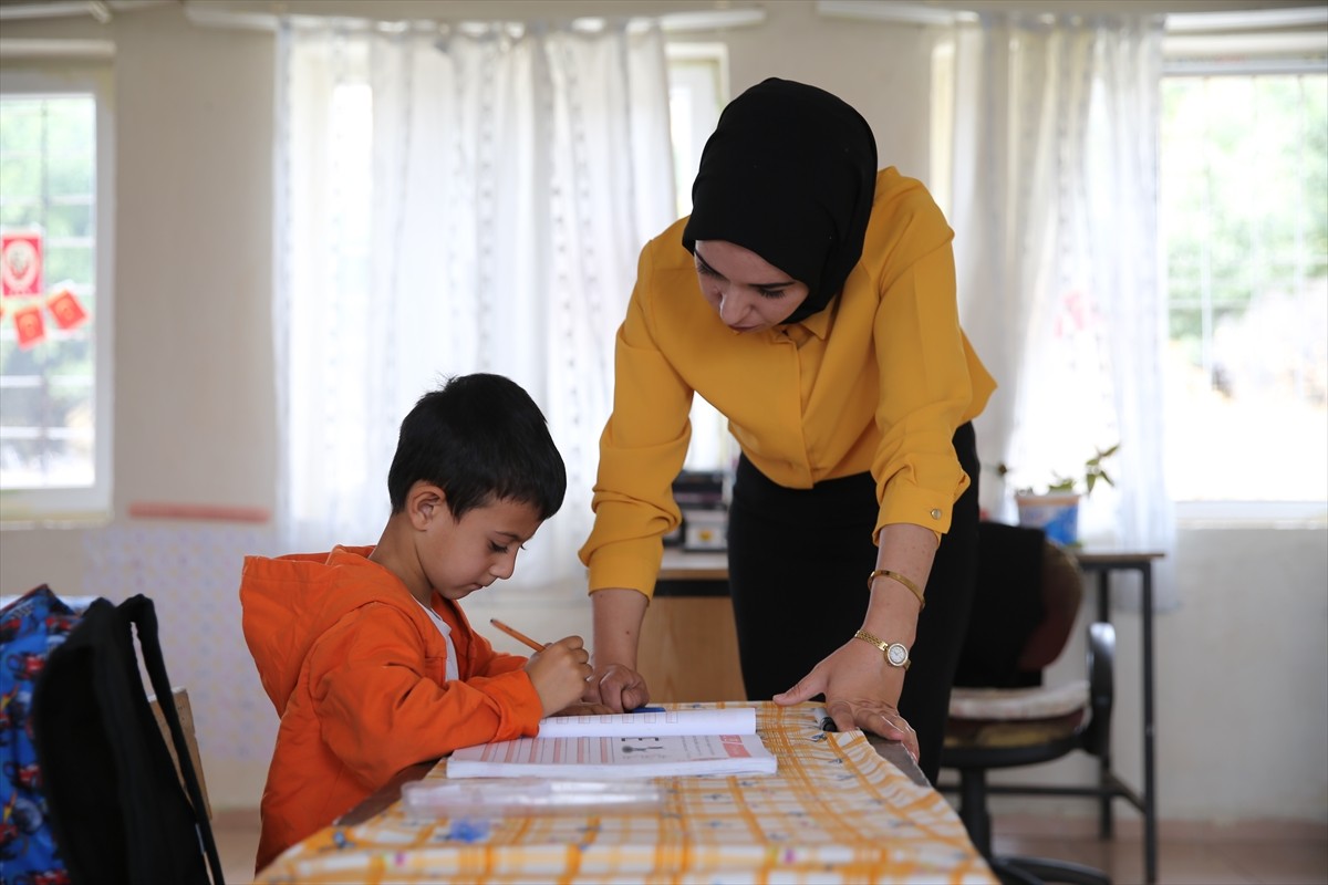 Siirt'in Şirvan ilçesine bağlı Boylu köyündeki birleştirilmiş sınıfta, 3 öğrenci eğitim görüyor....