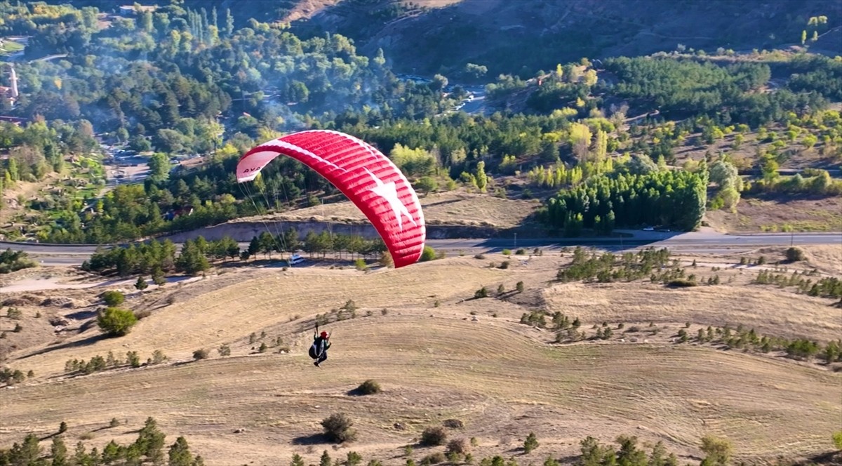 Sivas'ta bir grup yamaç paraşütü sporcusu, İsrail'in Filistin'e yönelik saldırılarına tepki...