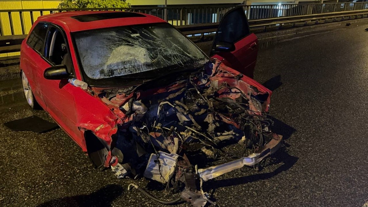  Üsküdar'da bariyerlere çarparak savrulan otomobilin sürücüsü hafif yaralandı.