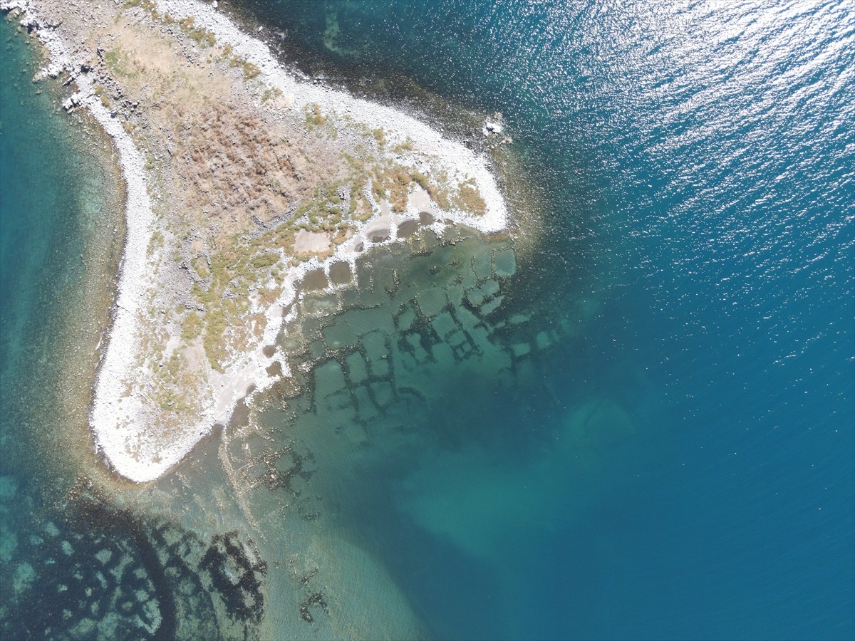 Van Gölü'nde kuraklığın etkisiyle yaşanan çekilme sonucu Bitlis'in Ahlat ilçesine 18 kilometre...