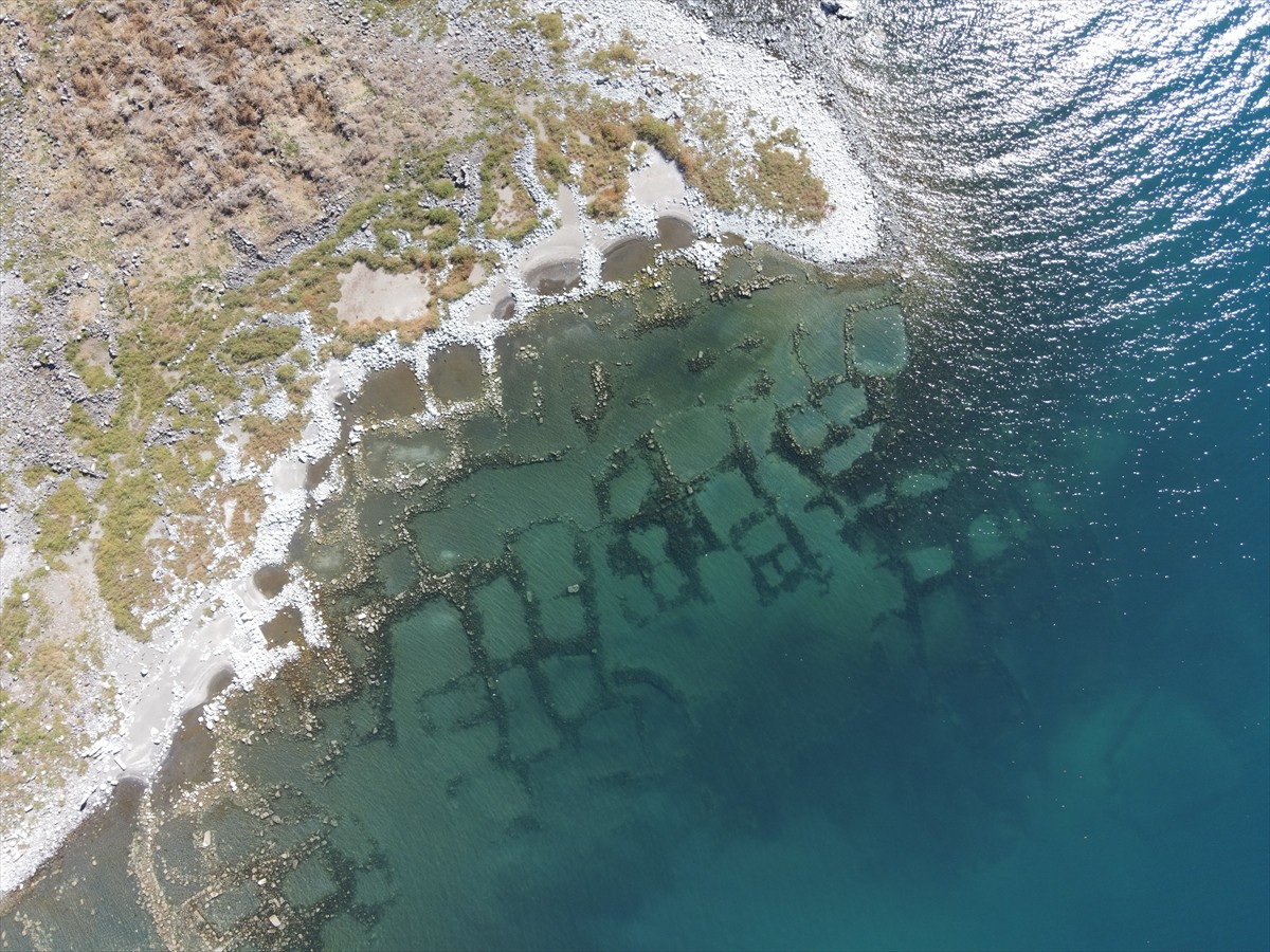 Van Gölü'nde kuraklığın etkisiyle yaşanan çekilme sonucu Bitlis'in Ahlat ilçesine 18 kilometre...