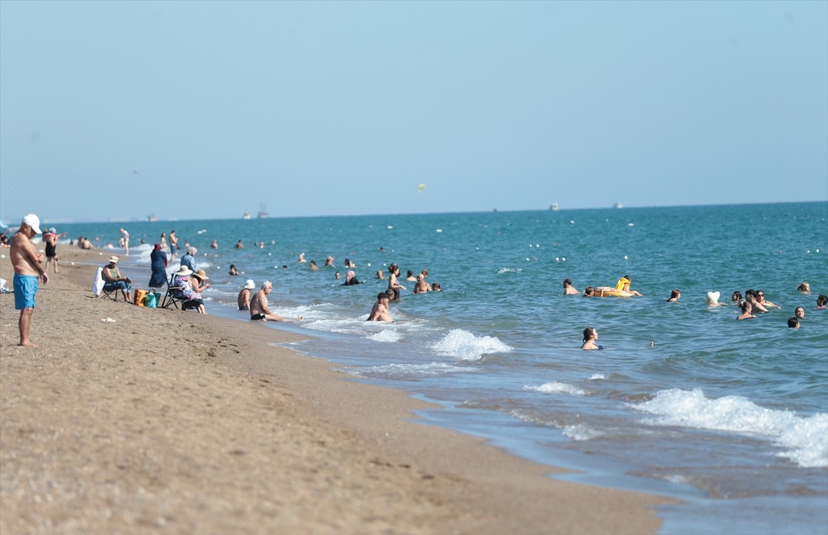 Antalya'da sıcak hava ve nemden bunalan kent sakinleri ile turistler, Konyaaltı ve Lara...