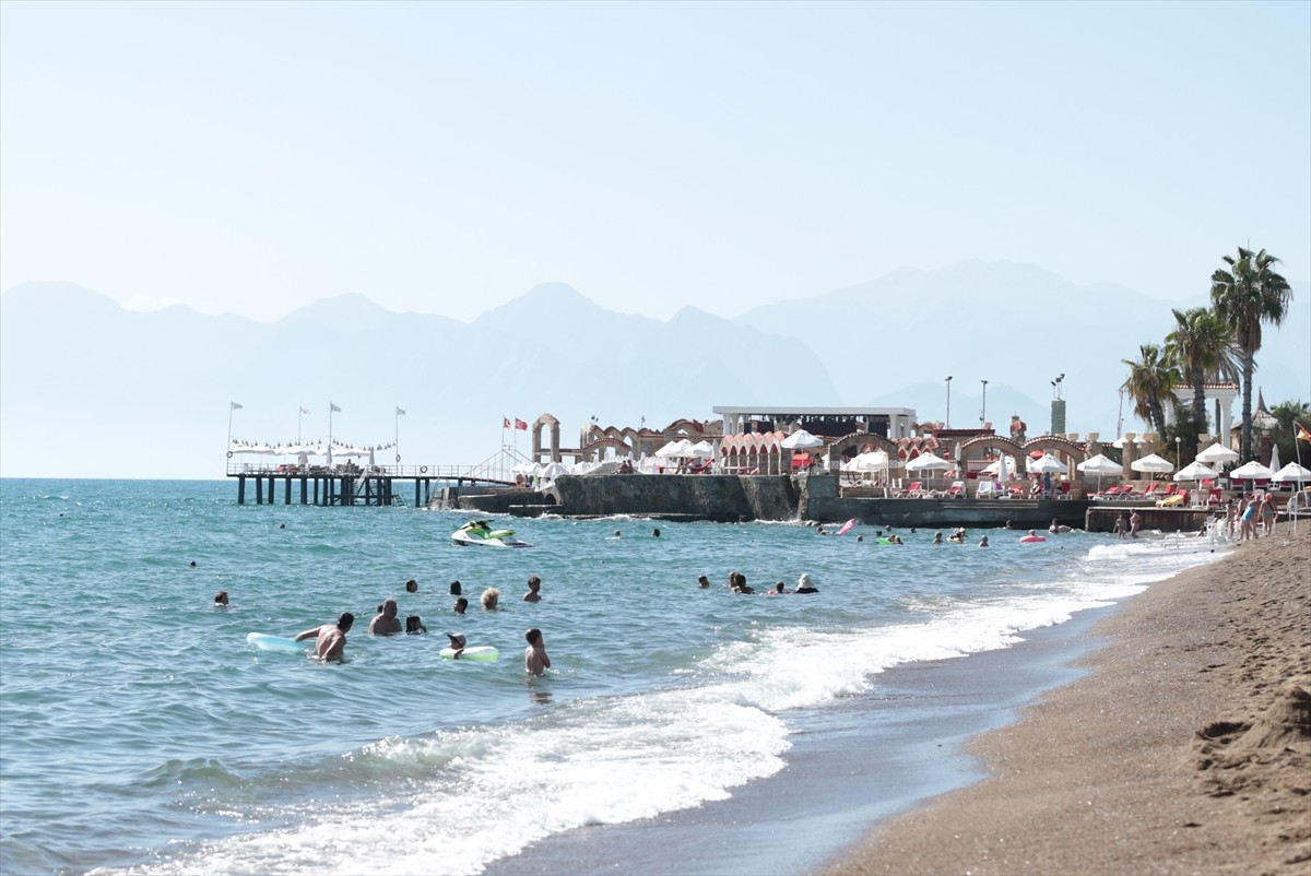 Antalya'da sıcak hava ve nemden bunalan kent sakinleri ile turistler, Konyaaltı ve Lara...