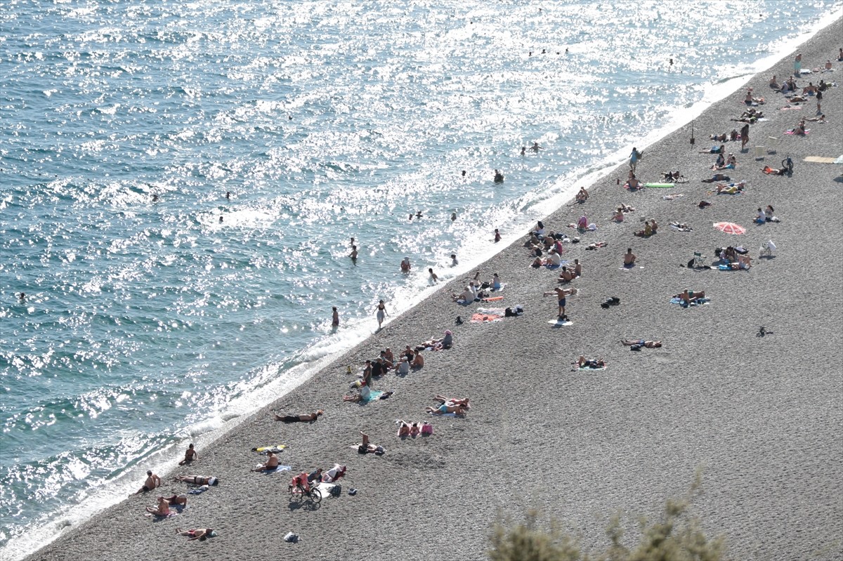 Antalya'da sıcak hava ve nemden bunalan kent sakinleri ile turistler, Konyaaltı ve Lara...