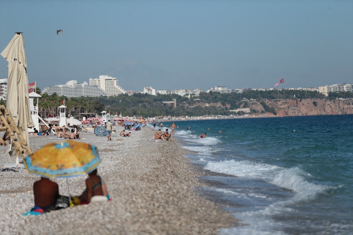 Antalya'da sıcak hava ve nemden bunalan kent sakinleri ile turistler, Konyaaltı ve Lara...