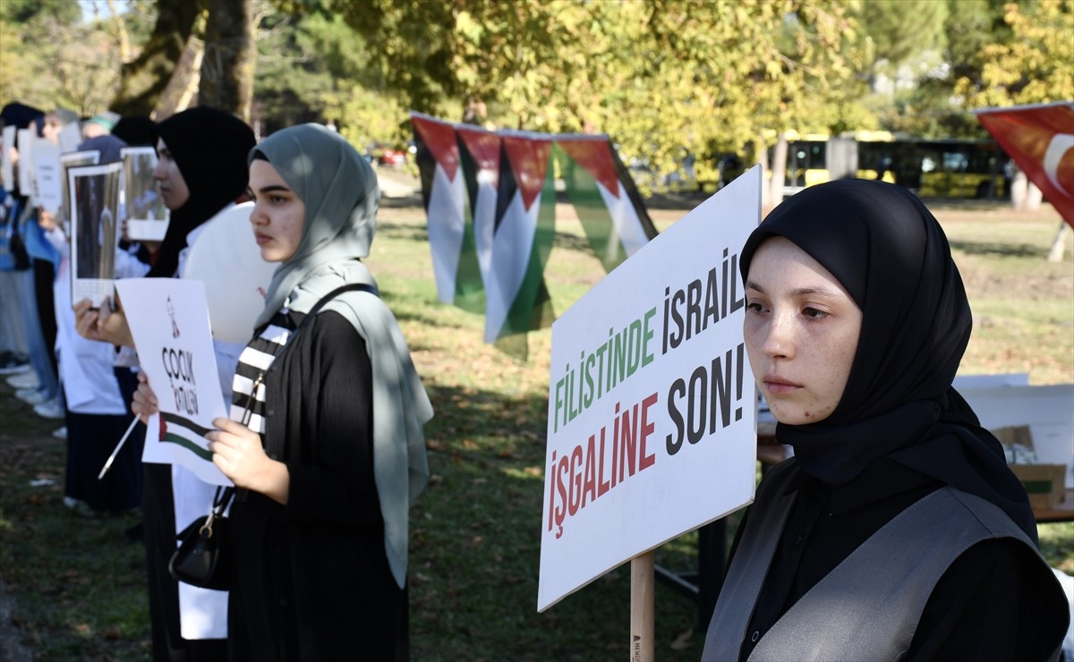  Bursa'da, İsrail'in Filistin'e yönelik devam eden saldırılarında öldürülen sağlık çalışanlarına...