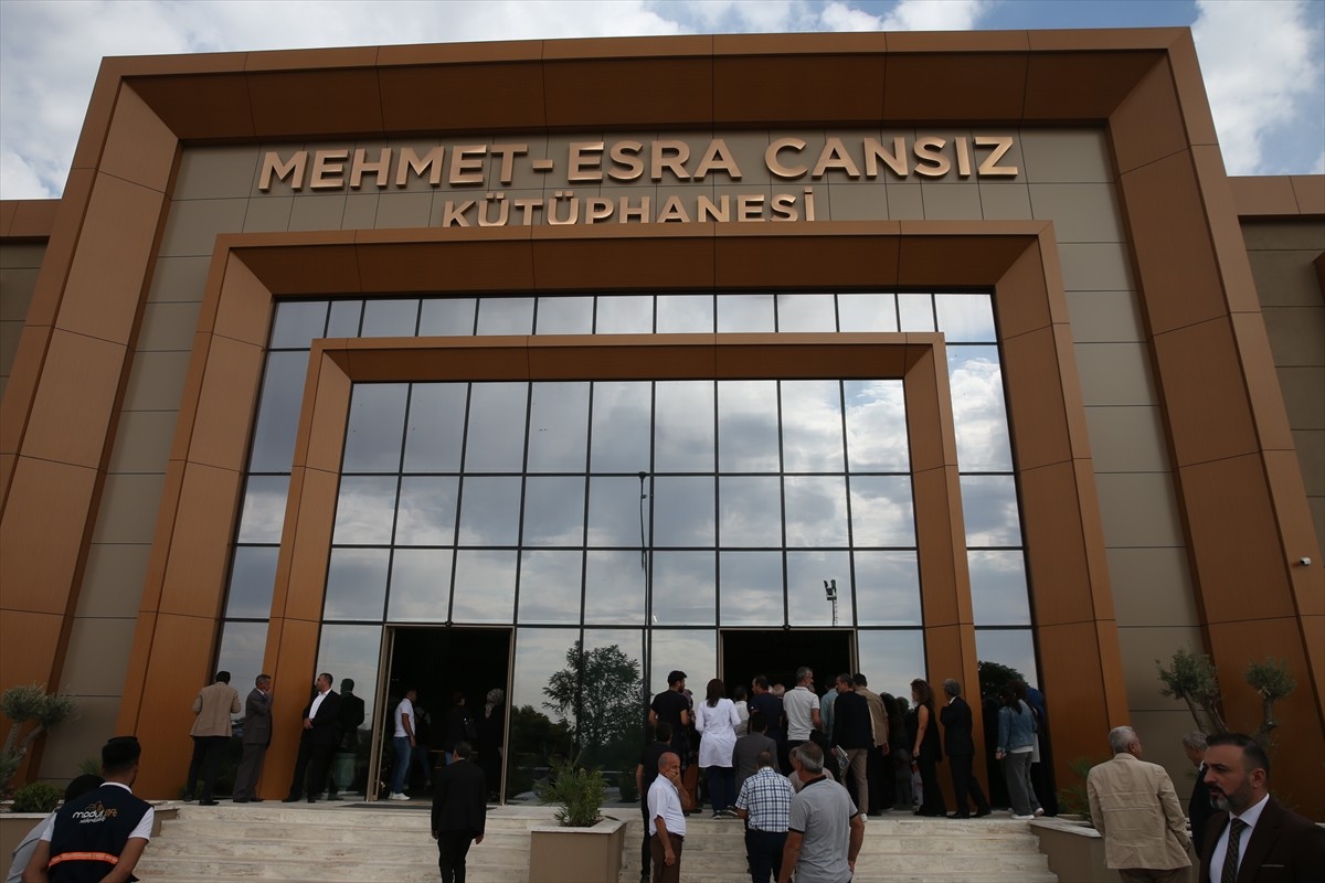 Diyarbakır'da Dicle Üniversitesi (DÜ) yerleşkesinde yer alan Mehmet-Esra Cansız Kütüphanesi'nin...