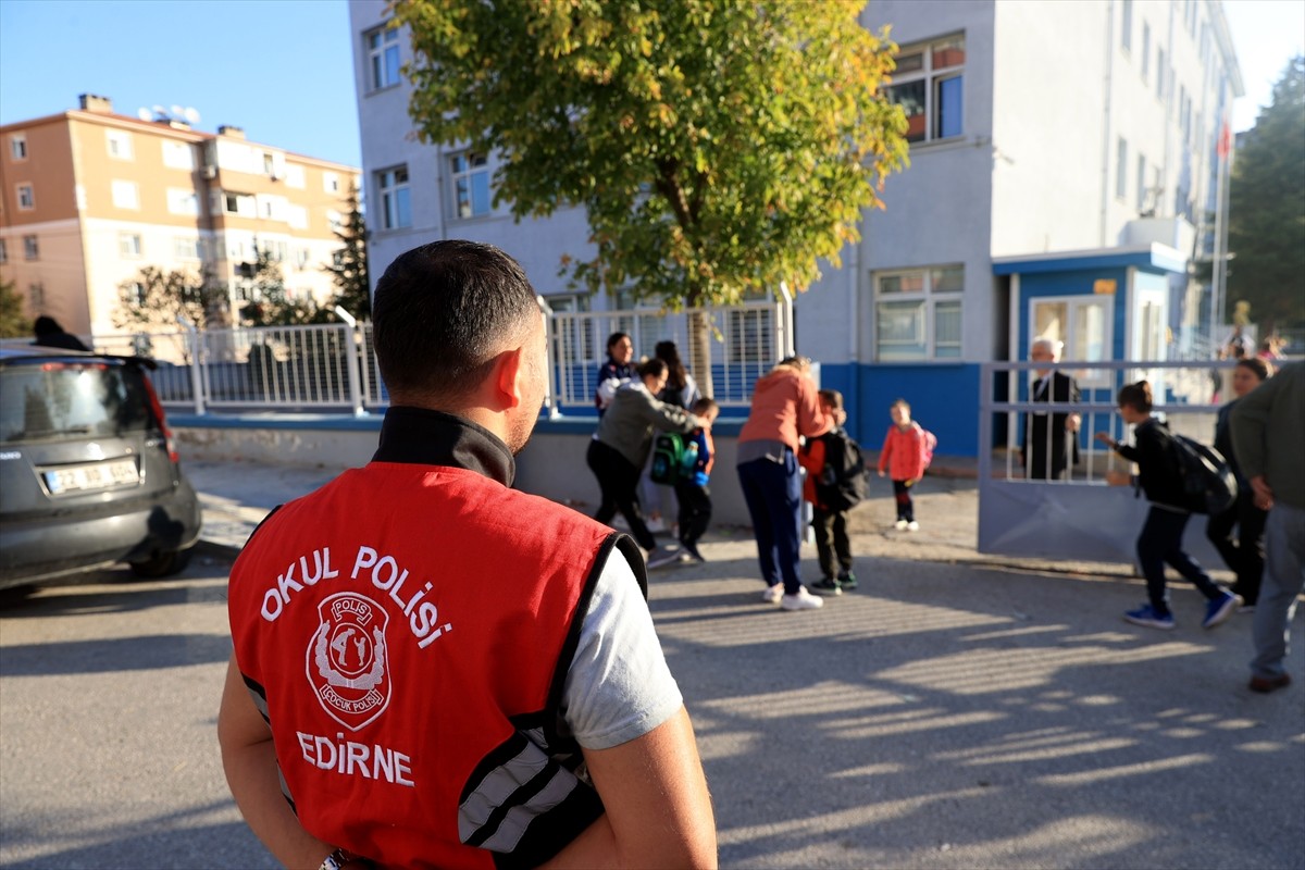 Edirne'de "okul polisi" ekipleri, okulların önlerinde ve civarında denetimlerini sürdürüyor....