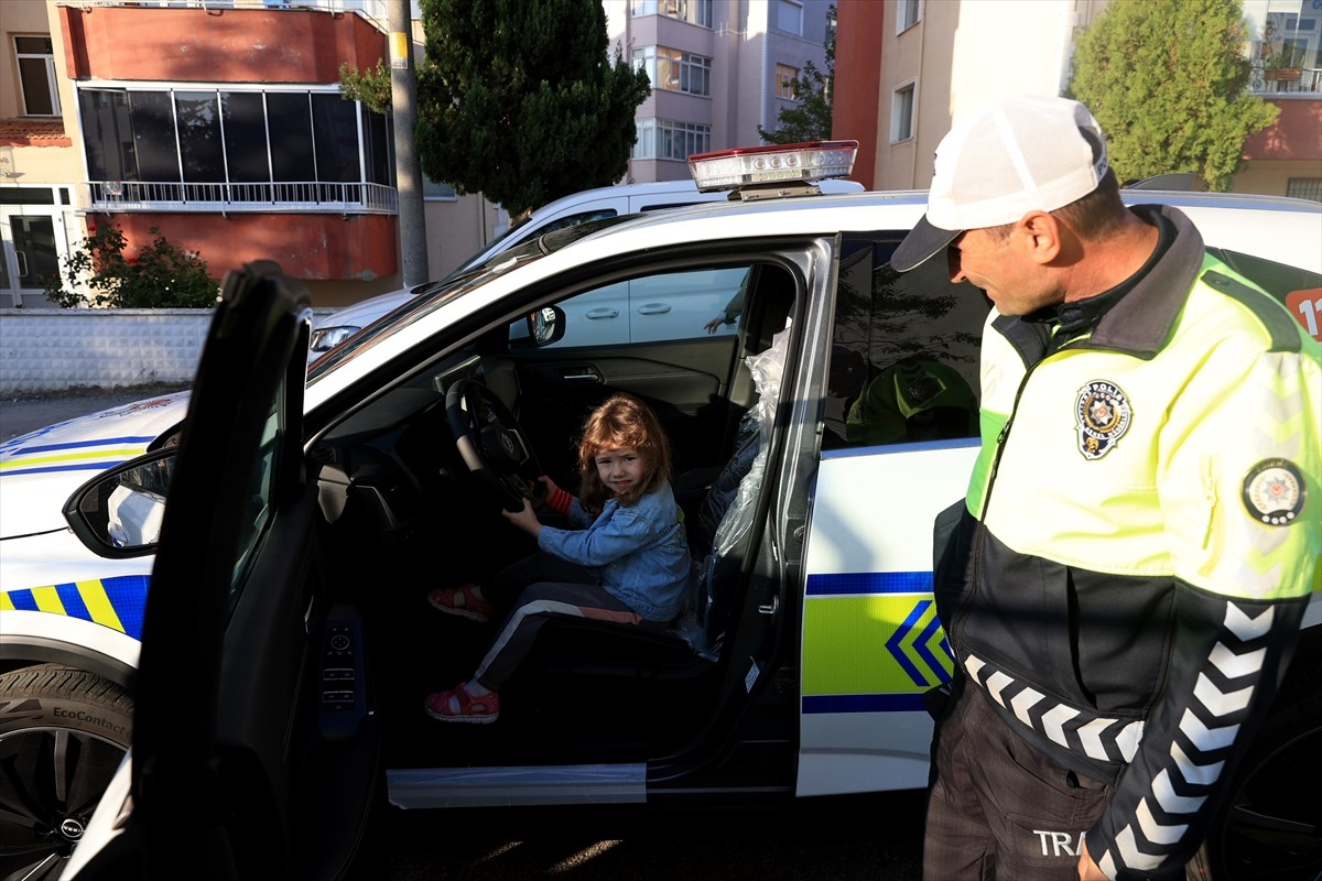 Edirne'de "okul polisi" ekipleri, okulların önlerinde ve civarında denetimlerini sürdürüyor....