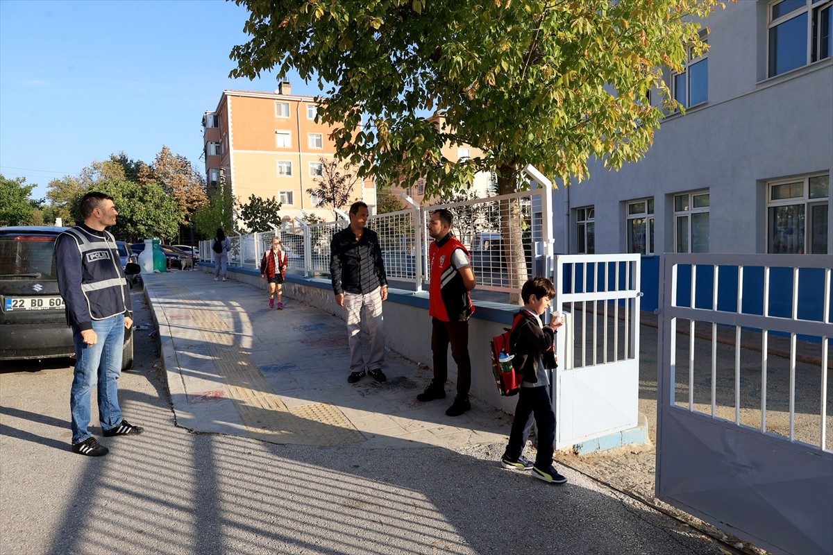 Edirne'de "okul polisi" ekipleri, okulların önlerinde ve civarında denetimlerini sürdürüyor....