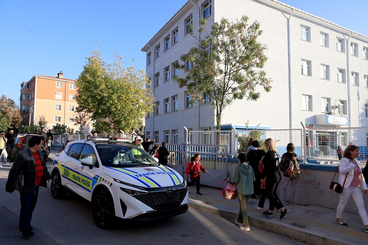 Edirne'de "okul polisi" ekipleri, okulların önlerinde ve civarında denetimlerini sürdürüyor....