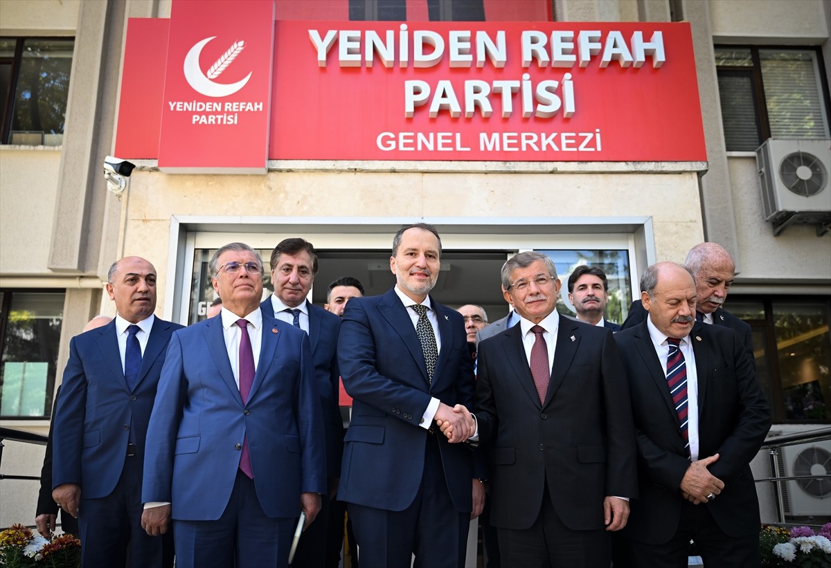 Gelecek Partisi Genel Başkanı Ahmet Davutoğlu (sol 3), Yeniden Refah Partisi Genel Başkanı Fatih...