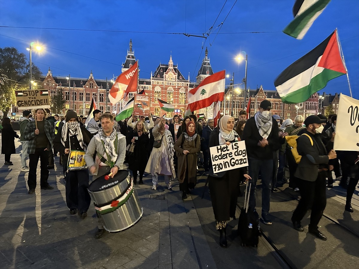 Hollanda'daki tren istasyonlarında, İsrail'in saldırıları ve Gazze'de bir yıldır süren soykırımı...