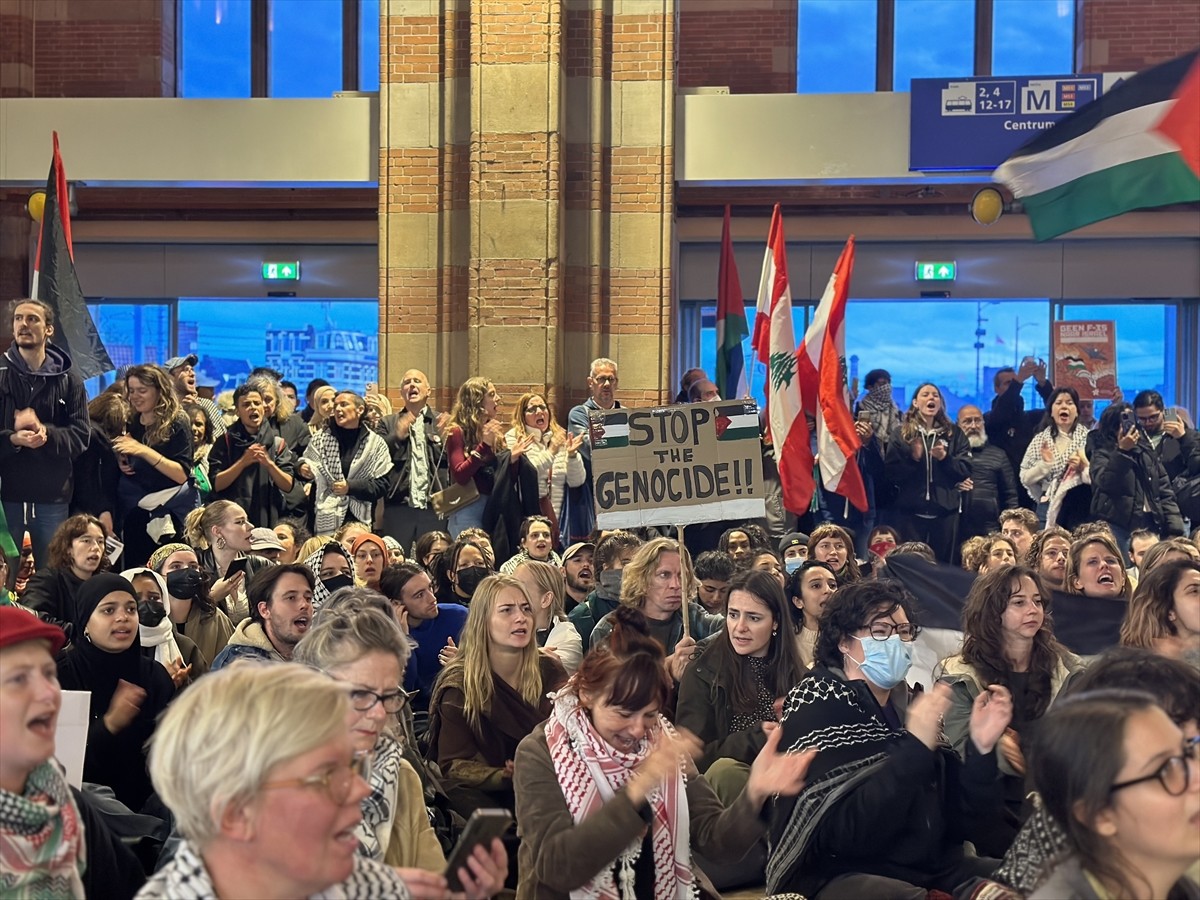 Hollanda'daki tren istasyonlarında, İsrail'in saldırıları ve Gazze'de bir yıldır süren soykırımı...