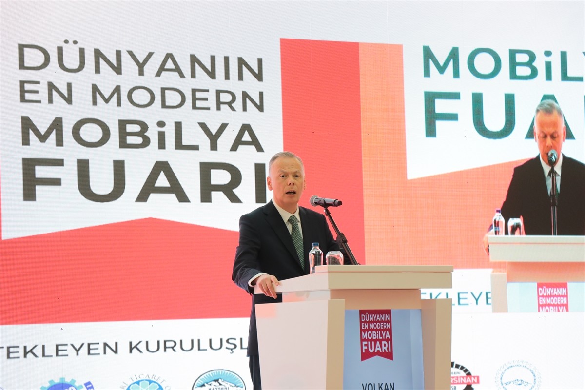 Kayseri'de Kumsmall AVM ev sahipliğinde mobilya fuarı düzenlendi. Açılışa katılan Ticaret Bakan...