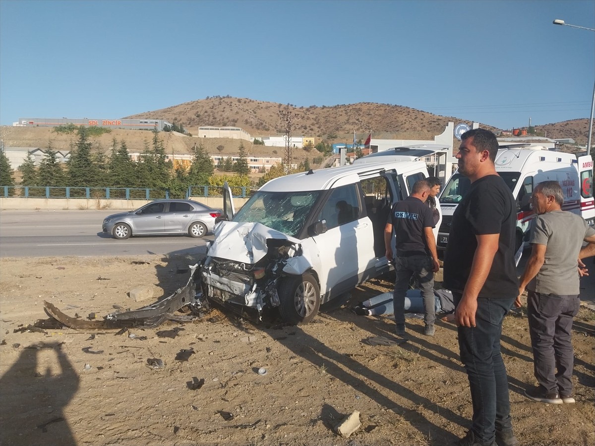 Kırıkkale'de otomobil ile hafif ticari aracın çarpışması sonucu meydana gelen kazada 1 kişi...