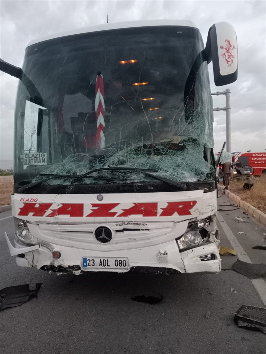 Malatya'nın Yeşilyurt ilçesinde yolcu otobüsü ile otomobilin çarpışması sonucu 1 kişi öldü, 1 kişi...