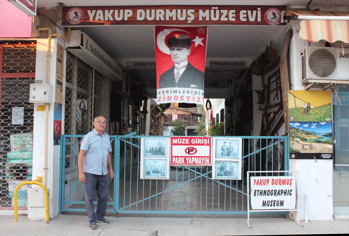 Samsun'un Bafra ilçesinde yaşayan 71 yaşındaki Sabri Durmuş, yıllardır topladığı eski eşyaları...