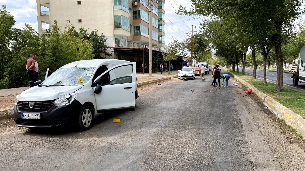 Şanlıurfa'nın Siverek ilçesinde hafif ticari aracın çarptığı yaya, hayatını kaybetti. Polis...