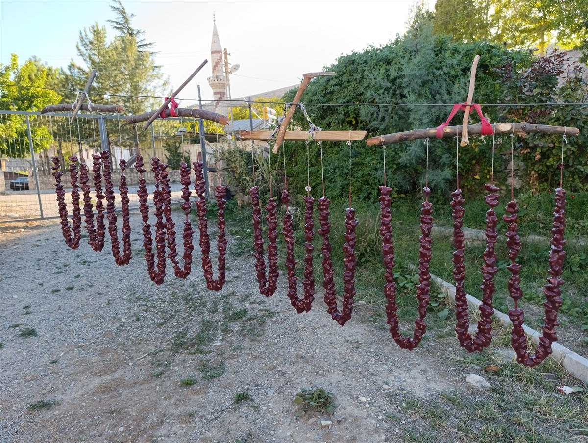 Tunceli'nin Çemişgezek ilçesinde köylüler, üzüm ve cevizden üretilen geleneksel lezzet "orcik"in...