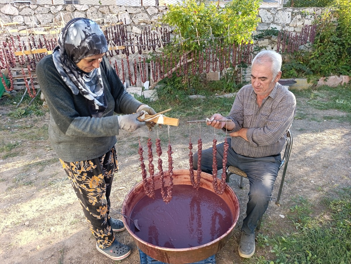 Tunceli'nin Çemişgezek ilçesinde köylüler, üzüm ve cevizden üretilen geleneksel lezzet "orcik"in...