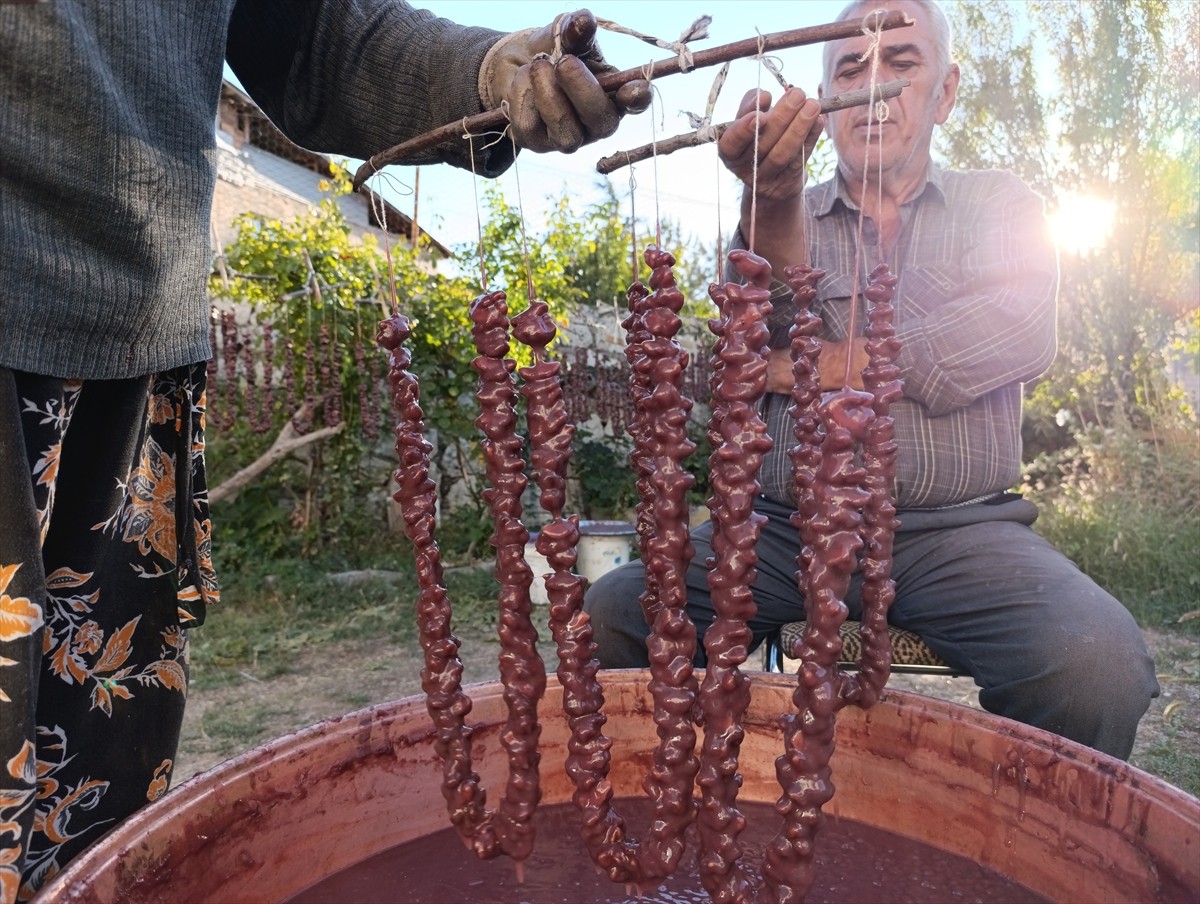 Tunceli'nin Çemişgezek ilçesinde köylüler, üzüm ve cevizden üretilen geleneksel lezzet "orcik"in...