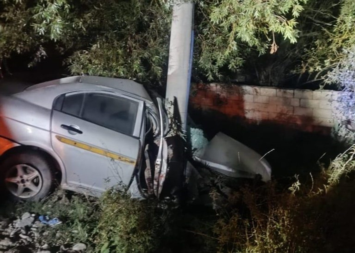 Ağrı'nın Patnos ilçesinde elektrik direğine çarpan otomobilin sürücüsü yaşamını...