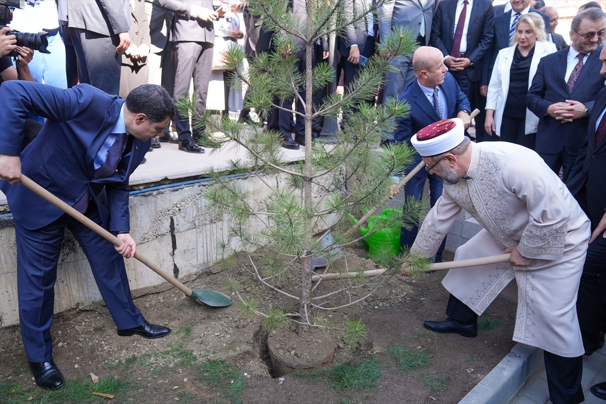 Ankara Valiliği ile İl Müftülüğü iş birliğinde yapımı tamamlanan Fidan Diyanet Gençlik Merkezinin...