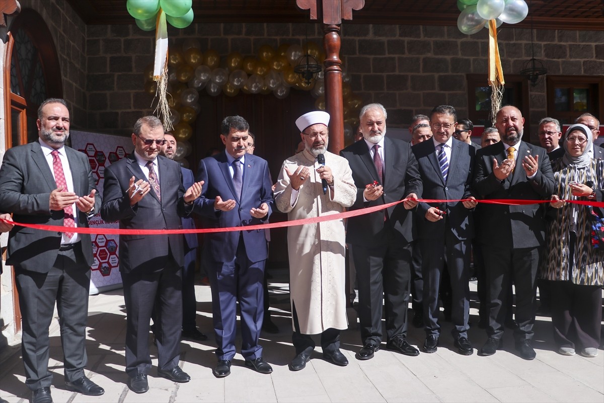 Ankara Valiliği ile İl Müftülüğü iş birliğinde yapımı tamamlanan Fidan Diyanet Gençlik Merkezinin...