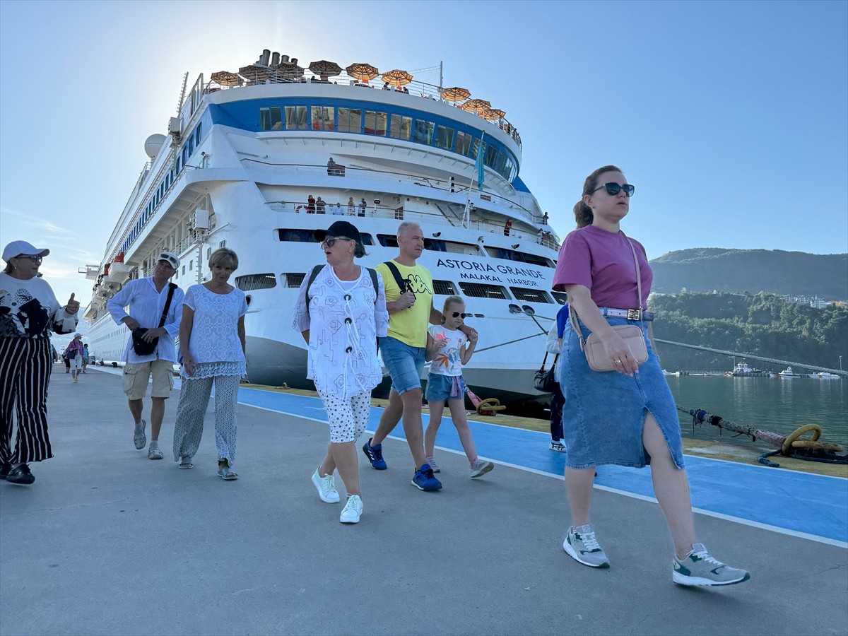 "Astoria Grande" kruvaziyeri, 55'inci seferini yaptığı Bartın'ın Amasra ilçesine yaklaşık 2 yılda...