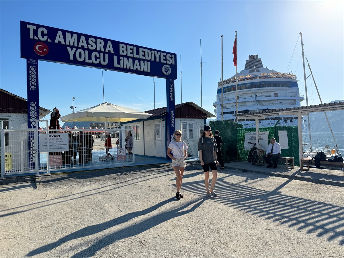 "Astoria Grande" kruvaziyeri, 55'inci seferini yaptığı Bartın'ın Amasra ilçesine yaklaşık 2 yılda...