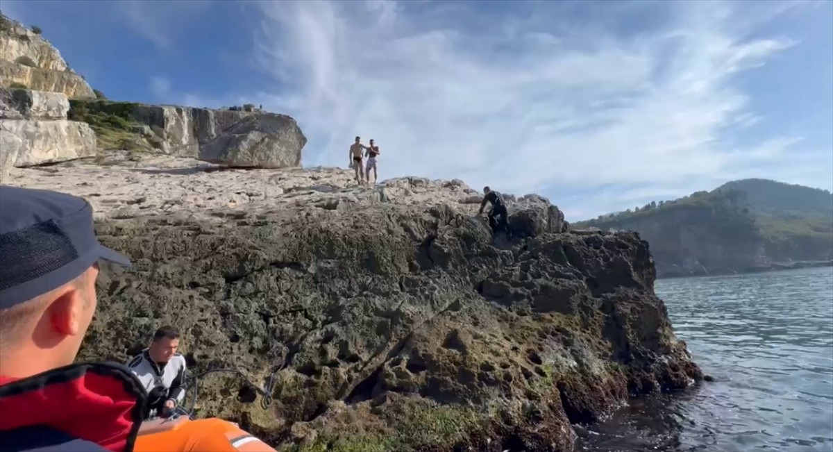 Bartın'ın Amasra ilçesinde kayalık bölgede mahsur kalan 2 Rus turist, Sahil Güvenlik ekiplerince...