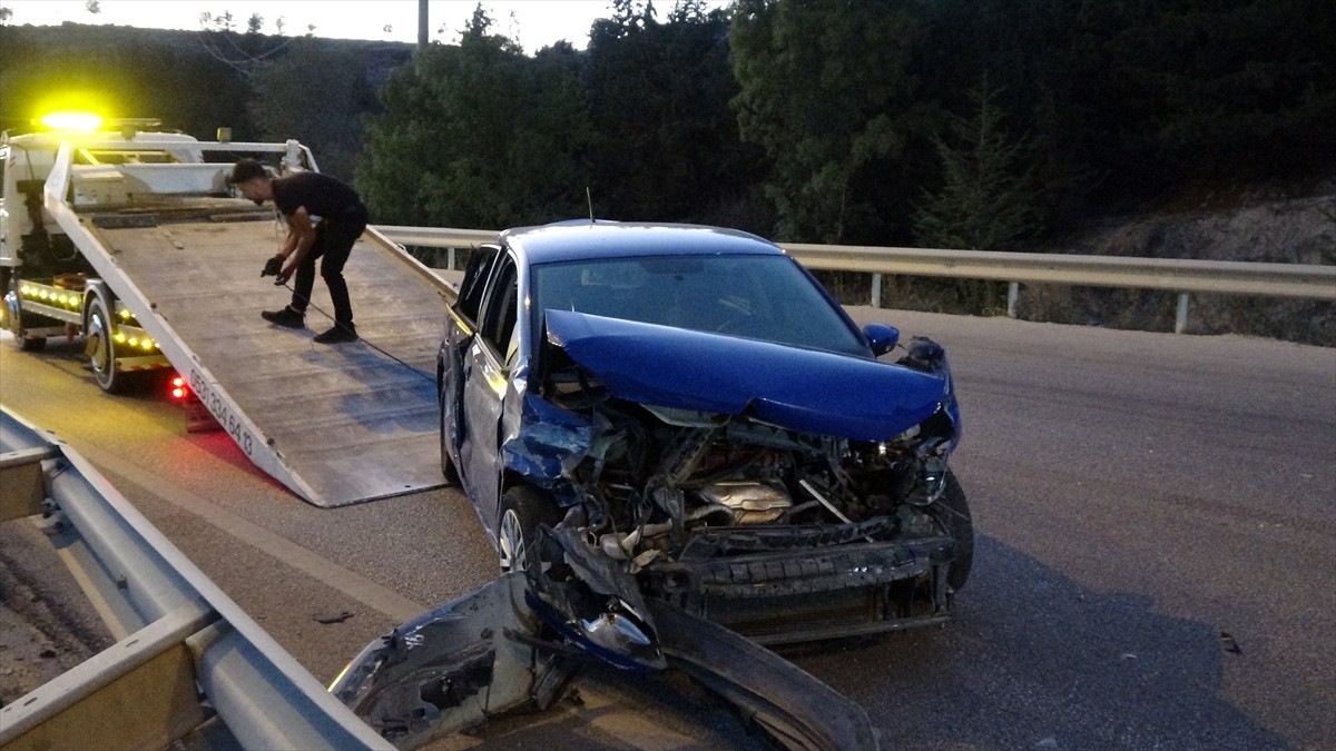 Burdur'da otomobilin bariyerlere ve traktöre çarpması sonucu 5 kişi yaralandı.