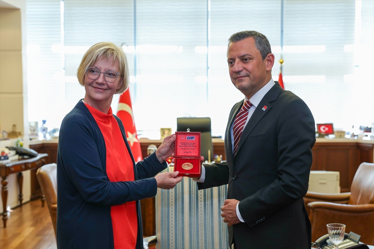 CHP Genel Başkanı Özgür Özel, Almanya'nın Ankara Büyükelçisi Sibylle Katharina Sorg ile partisinin...