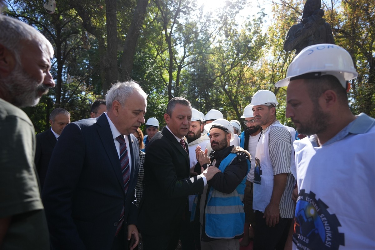 CHP Genel Başkanı Özgür Özel (sağda), işten çıkartılan Fernas Madencilik işçilerini Kurtuluş...