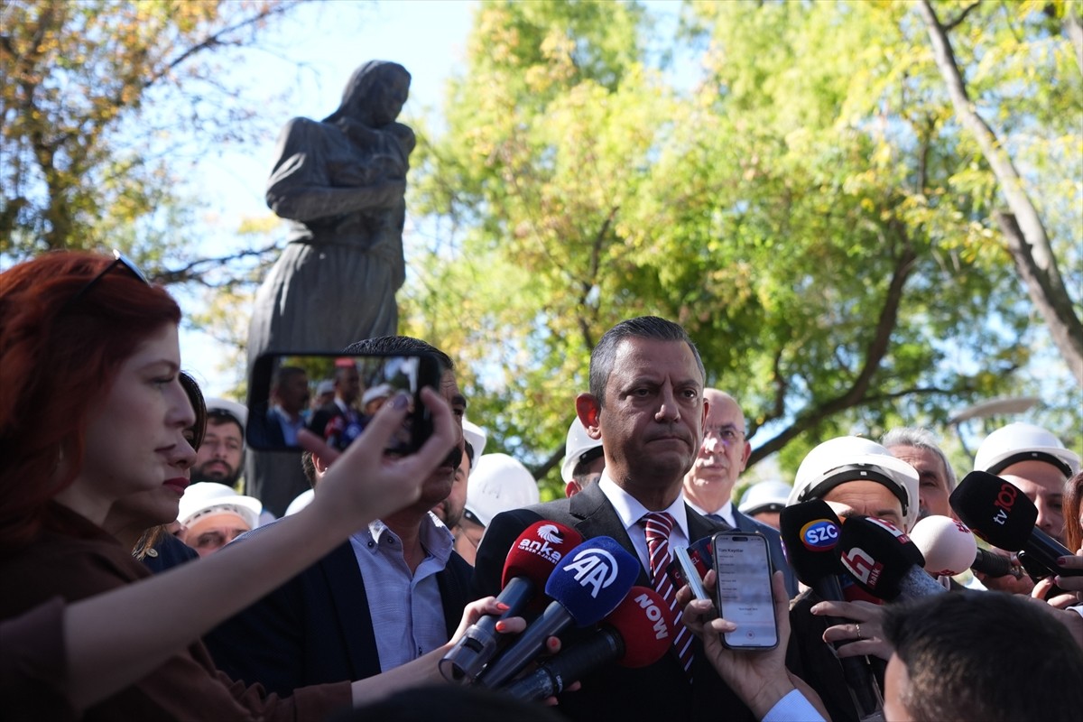 CHP Genel Başkanı Özgür Özel (sağda), işten çıkartılan Fernas Madencilik işçilerini Kurtuluş...