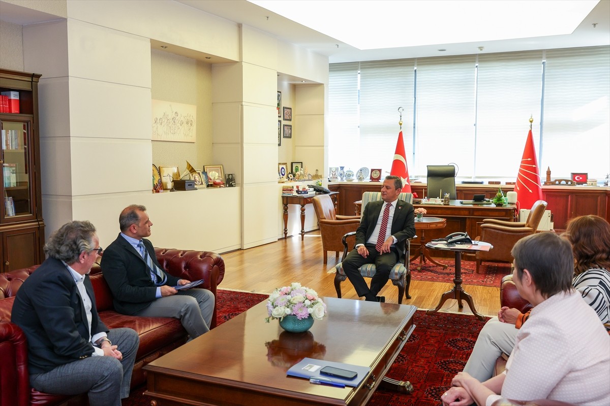 CHP Genel Başkanı Özgür Özel, Türk Tabipleri Birliği (TTB) Genel Başkanı Alpay Azap'ı kabul...