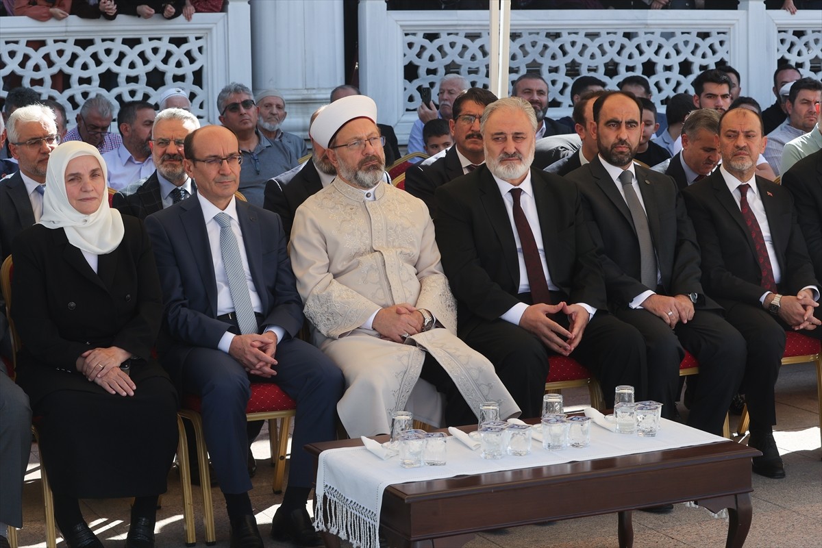 Diyanet İşleri Başkanı Ali Erbaş (sol 3), Ankara'da gençlik merkezi ve 4-6 yaş Kur'an kursunun...