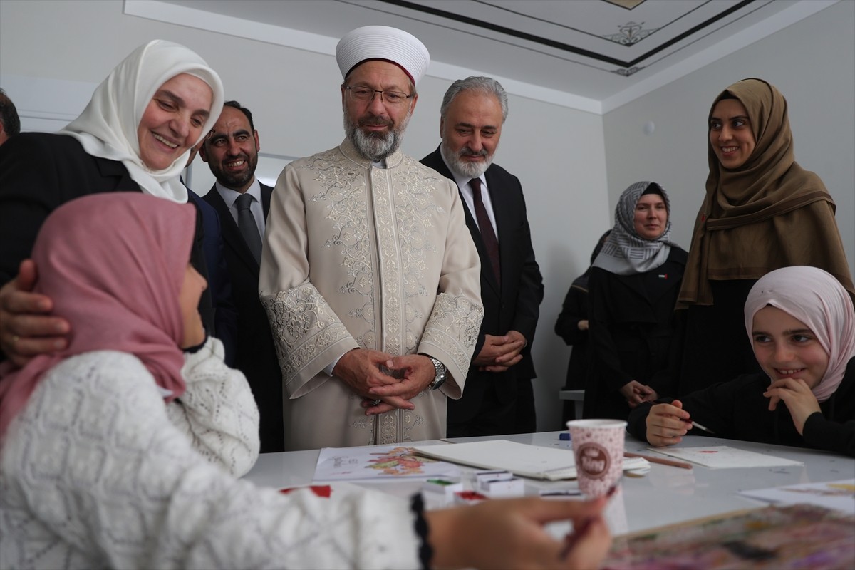 Diyanet İşleri Başkanı Ali Erbaş (sol 3), Ankara'da gençlik merkezi ve 4-6 yaş Kur'an kursunun...