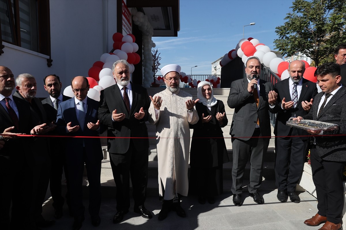 Diyanet İşleri Başkanı Ali Erbaş (sol 3), Ankara'da gençlik merkezi ve 4-6 yaş Kur'an kursunun...