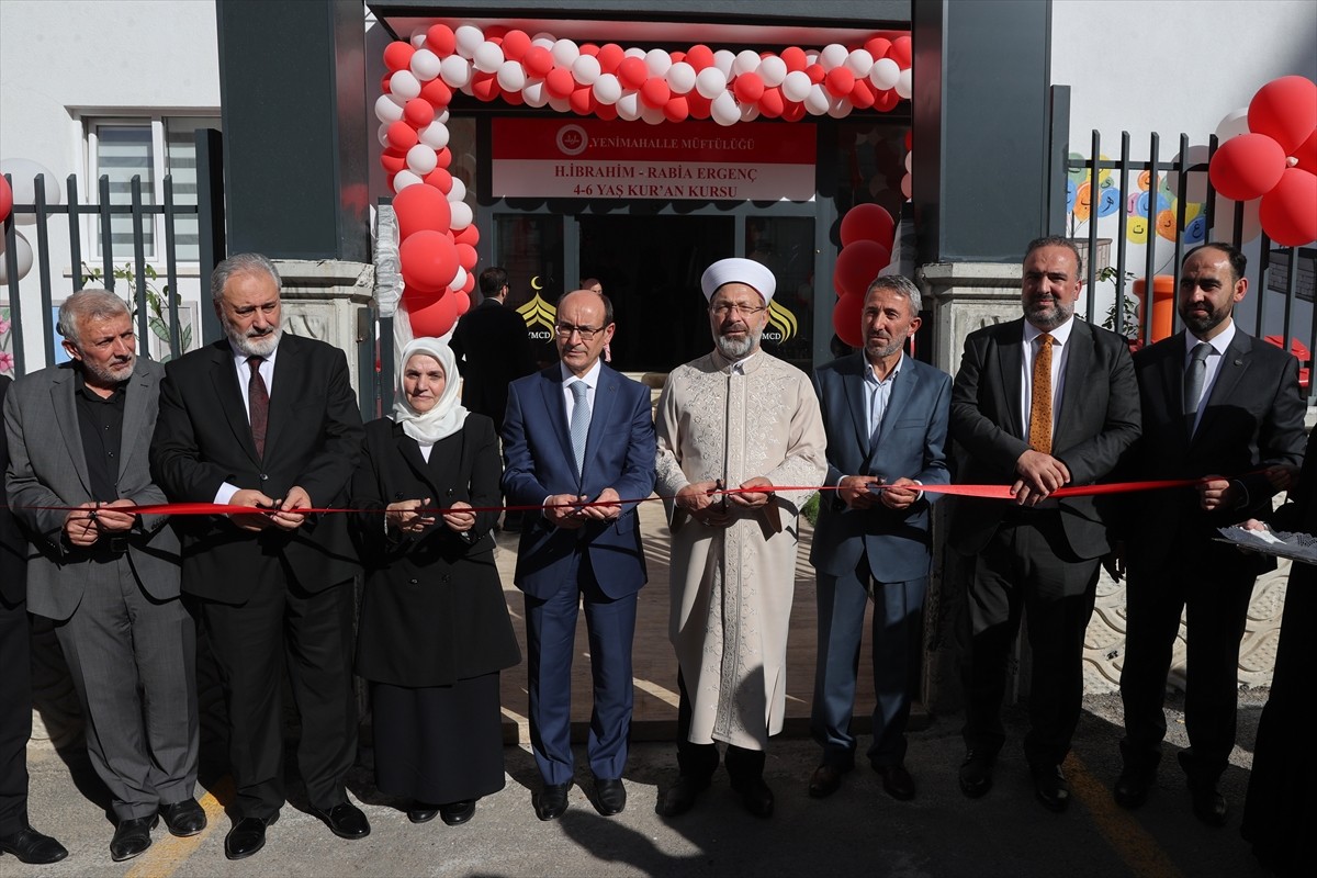 Diyanet İşleri Başkanı Ali Erbaş (sol 3), Ankara'da gençlik merkezi ve 4-6 yaş Kur'an kursunun...