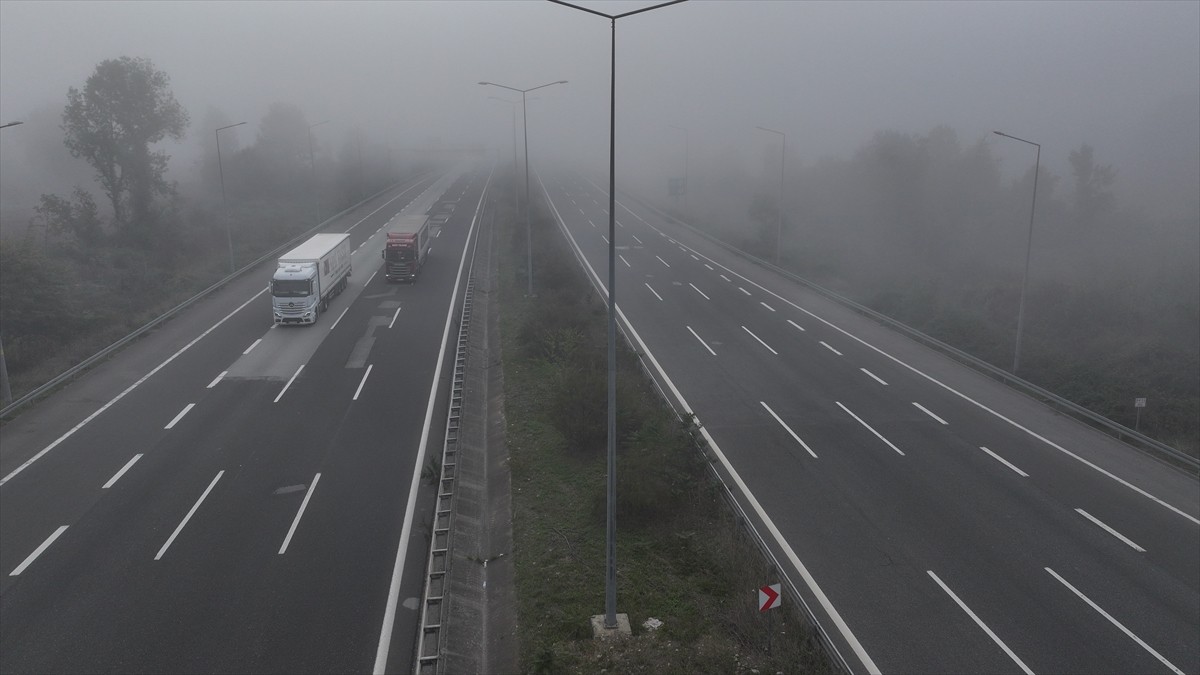 Düzce'de etkili olan sis görüş mesafesini düşürdü. Güneyden Abant, Elmacık, Keremali; kuzeyden...