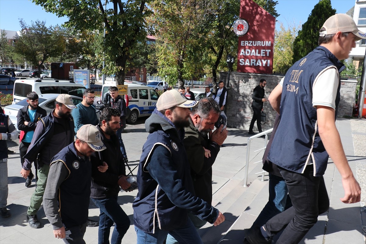 Erzurum merkezli İstanbul, Tekirdağ, Mersin, Aydın ve Eskişehir'de belirlenen adreslere düzenlenen...