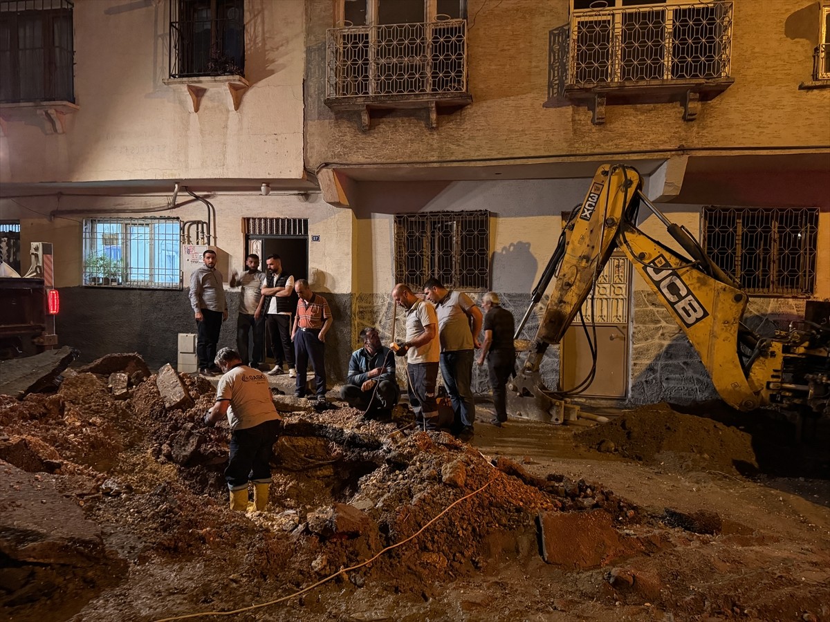 Gaziantep'in Şehitkamil ilçesinde alt yapı çalışması sırasında doğal gaz borusu delindi. Ekipler...